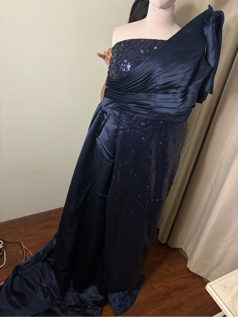 Elegant Navy One-Shoulder Sequin Evening Gown